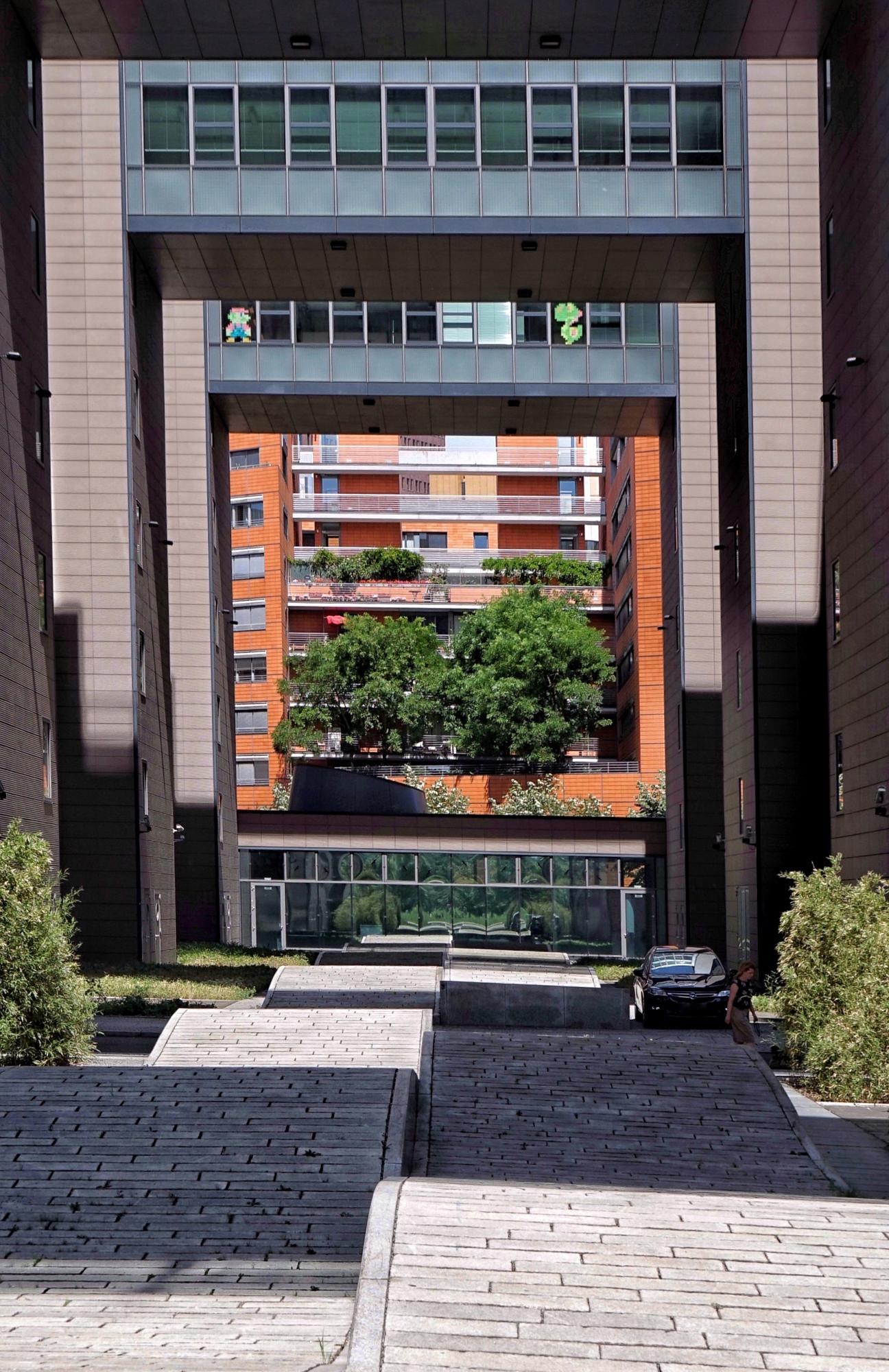 fațadă bloc modern cu vedere către parc